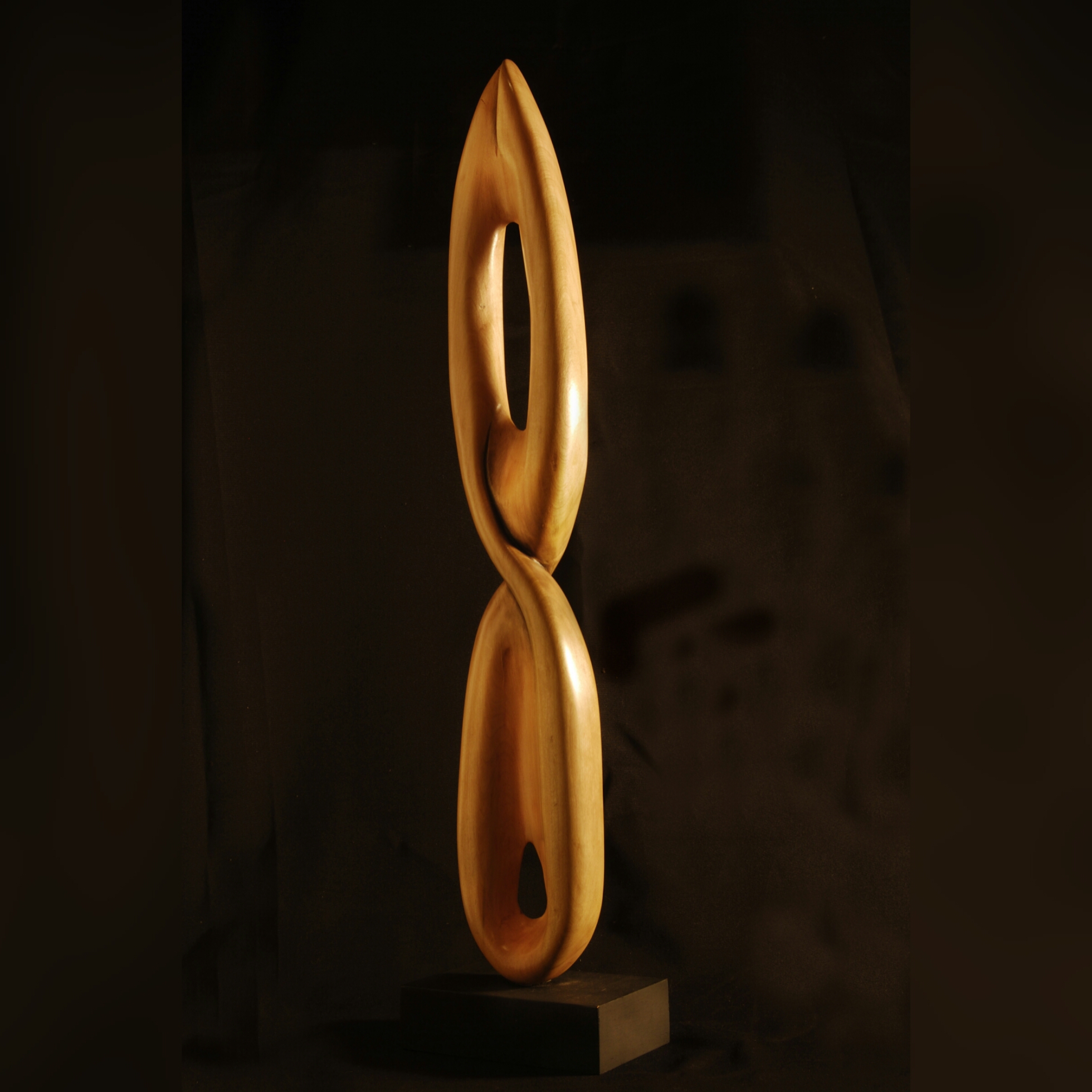 Escultura 'Retorno' tallada en madera de lenga, 68cm